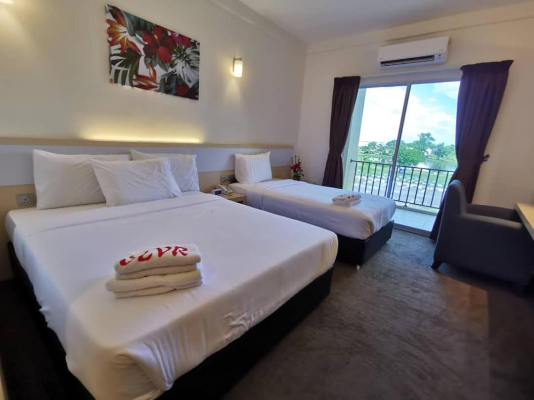 Serdang Lake View Resort Sungai Kechil Exterior foto
